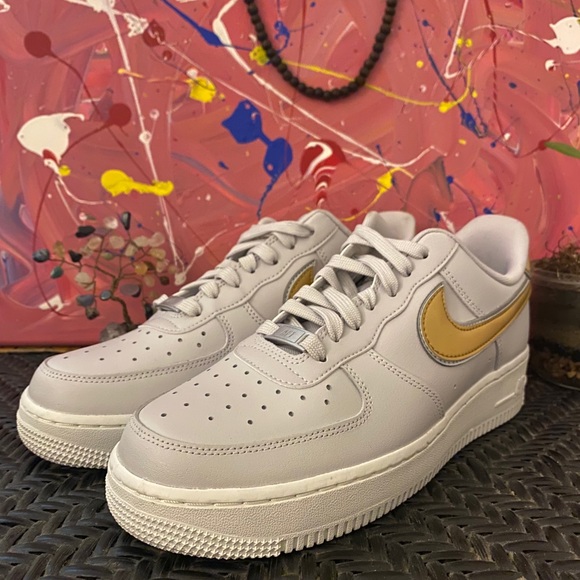Nike Air Force 1 '07 MTLC Womens 8.5 AR0642 001 - Picture 2 of 8